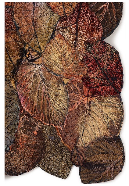 hojas rojas textiles entre pintura y escultura Lesley Richmond imagenes y arte