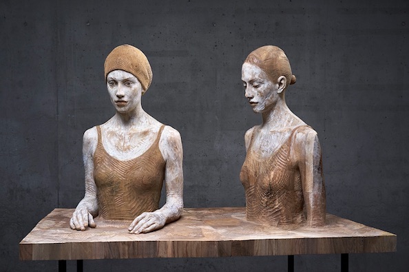 2 mujeres sobre tabla Bruno Walpoth La figura humana en madera Fantásticas esculturas Imagenes y Arte