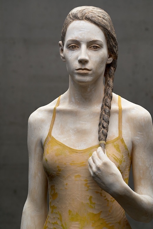 chica con trenza lateral Bruno Walpoth La figura humana en madera Fantásticas esculturas Imagenes y Arte