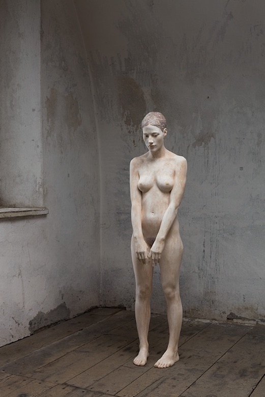 chica cuerpo entero Bruno Walpoth La figura humana en madera Fantásticas esculturas Imagenes y Arte
