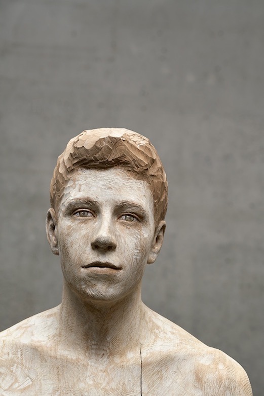 chico joven Bruno Walpoth La figura humana en madera Fantásticas esculturas Imagenes y Arte