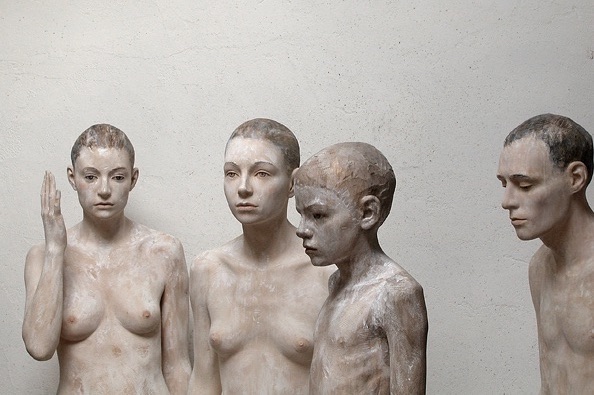 grupo de chicos Bruno Walpoth La figura humana en madera Fantásticas esculturas Imagenes y Arte