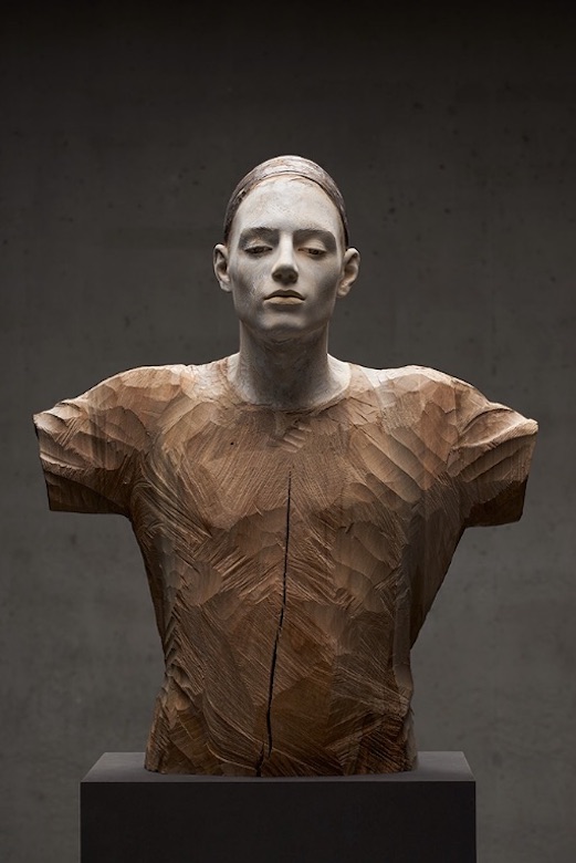 hombre brazos abiertos Bruno Walpoth La figura humana en madera Fantásticas esculturas Imagenes y Arte