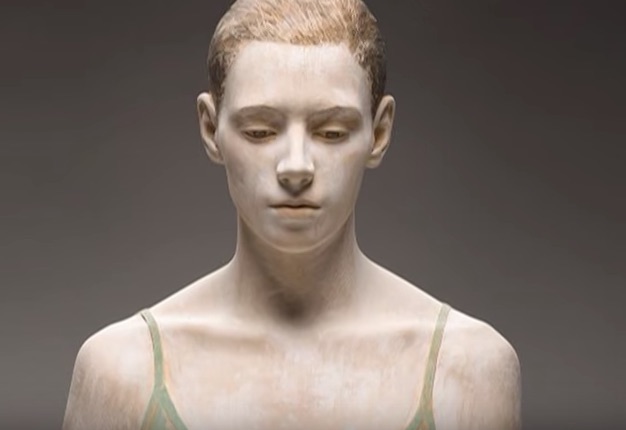 muchacha de frente Bruno Walpoth La figura humana en madera Fantásticas esculturas Imagenes y Arte
