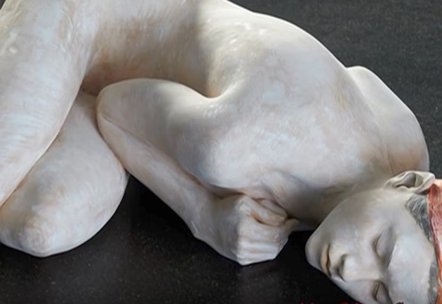 mujer acurrucada Bruno Walpoth La figura humana en madera Fantásticas esculturas Imagenes y Arte