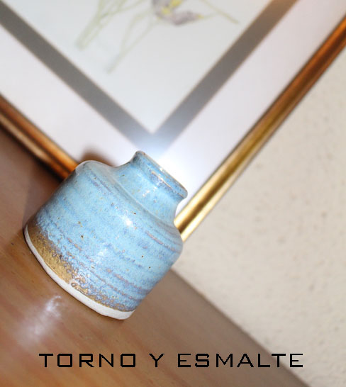 jarroncito de torno esmaltado en azul turquesa imagenes y arte